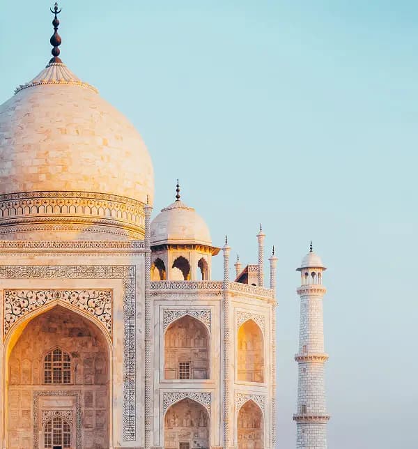 Ngõ nhỏ tường đất nung trong khu phố cổ Morocco.