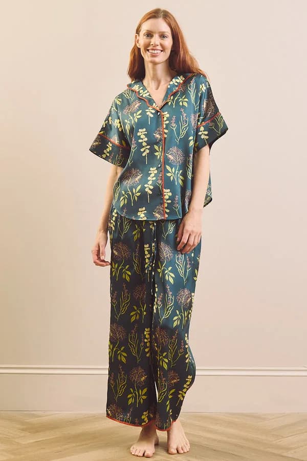 Người mẫu mặc bộ pyjama satin dáng rộng hoạ tiết hoa
