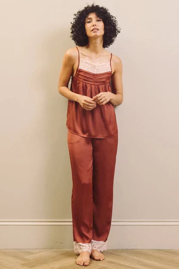 Người mẫu mặc bộ pyjama satin màu nâu đỏ